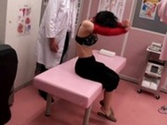 「膣検査」を装いマンコの性感帯を執拗に刺激し患者の奥様からいやらしい声を出させるエロ医者 4