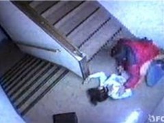 防犯カメラに映っていた強姦映像　残業を終えて帰ろうとした女性が人気のなくなったビルの踊り場で突然襲われ犯された