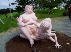 韓国美女のセックス銅像
