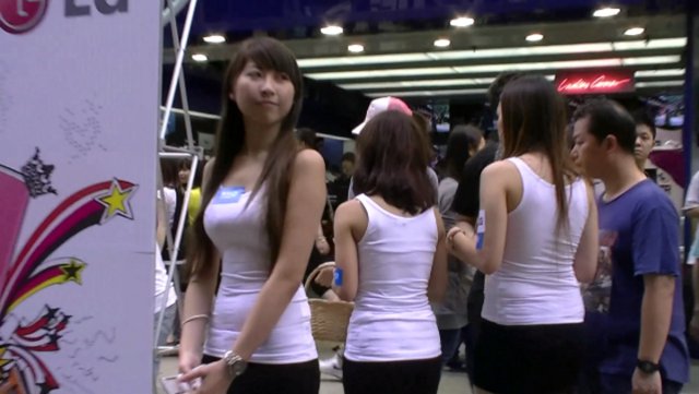 みんな大好きTシャツおっぱい　白Tシャツの巨乳台湾お姉さん