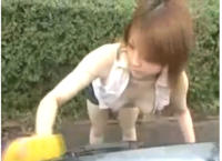 洗車する女の胸チラ